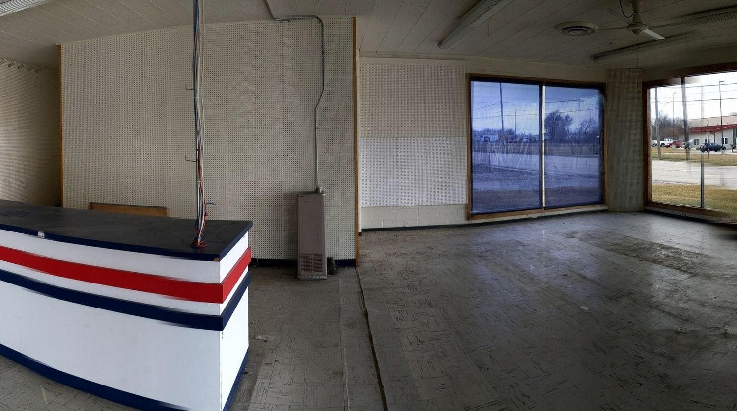 Retail/Industrial with street facing showroom and well equipped back shop